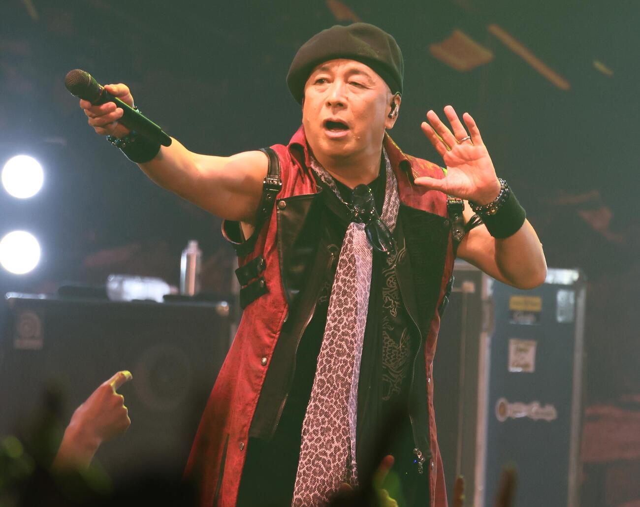 ライブで熱唱するLOUDNESSの二井原実（撮影・中島郁夫）