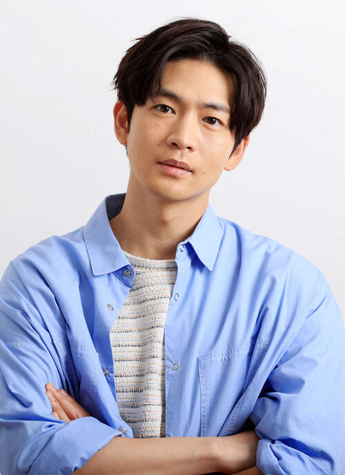 松下洸平「あの会見みたいになってしまった」大河共演俳優との婚約会見風ショット