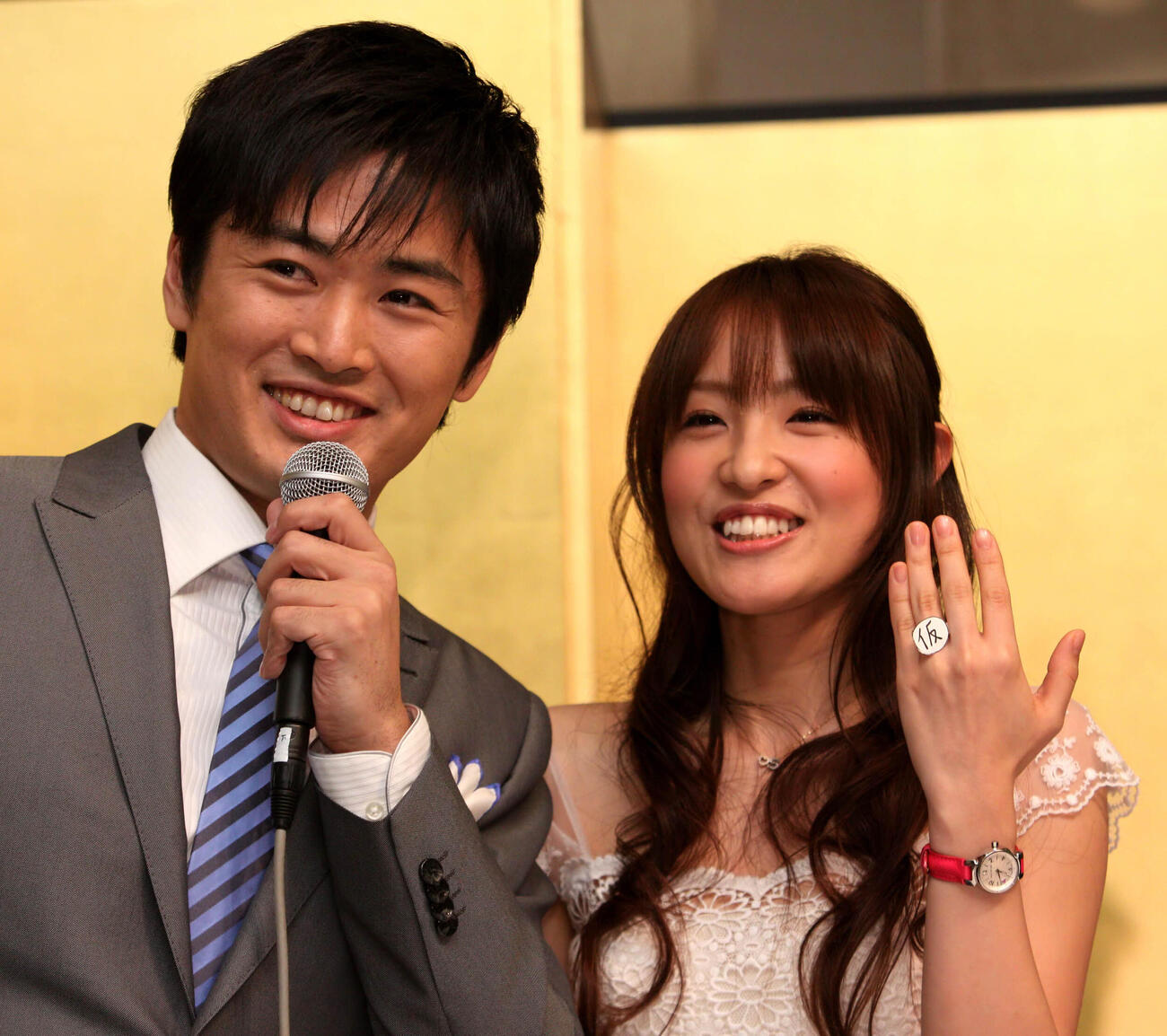 2009年2月、結婚会見を行う劇団ひとりと大沢あかね