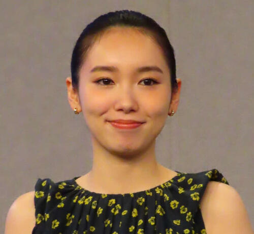 飯豊まりえ「是非、お部屋を暗くしてご覧ください（おすすめです）」主演ドラマを告知