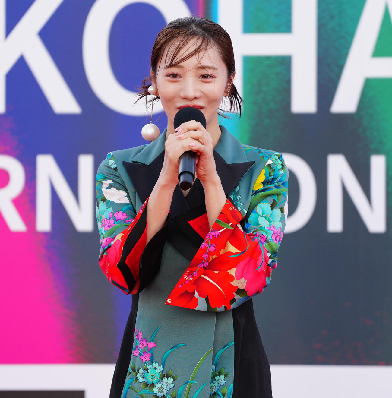 「第4回横浜国際映画祭　ベイサイドパーティー」ファッションショー後のトークショーに登場した能條愛未（撮影・鈴木みどり）