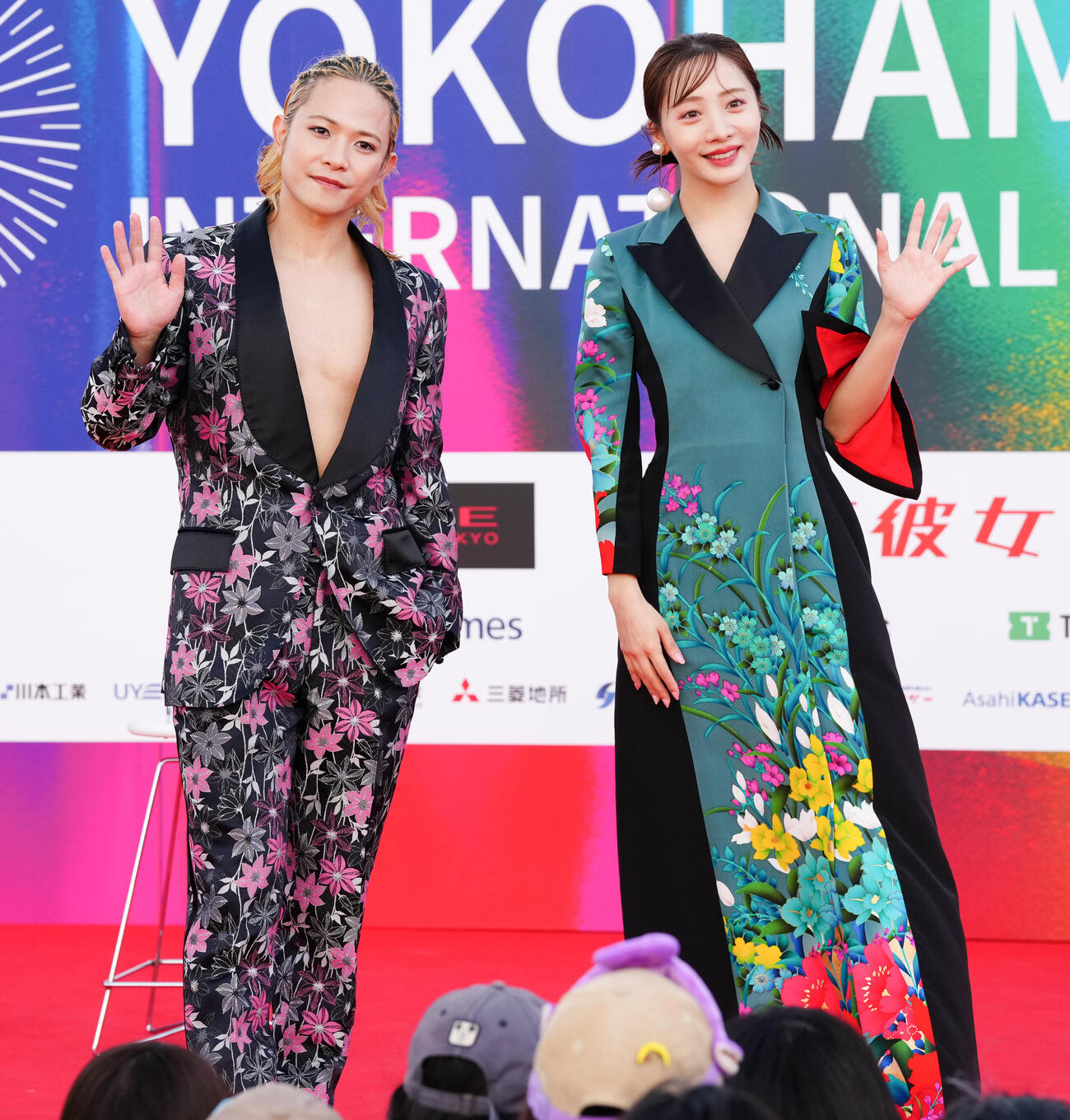 「第4回横浜国際映画祭　ベイサイドパーティー」手を振る能條愛未（右）とTHE RAMPAGEの岩谷翔吾（撮影・鈴木みどり）
