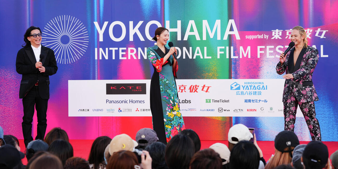 「第4回横浜国際映画祭　ベイサイドパーティー」ファッションショー後のトークショーに登場した、左からMUNETAKA YOKOYAMA氏、能條愛未、THE RAMPAGEの岩谷翔吾（撮影・鈴木みどり）