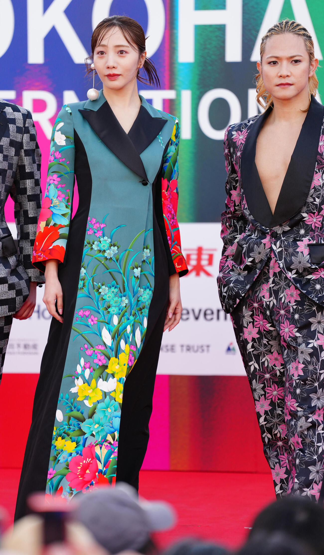 「第4回横浜国際映画祭　ベイサイドパーティー」ファッションショーに登場した能條愛未。左はTHE RAMPAGEの岩谷翔吾（撮影・鈴木みどり）