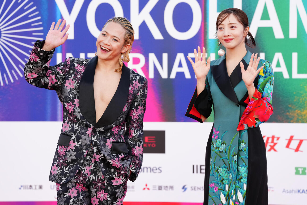 「第4回横浜国際映画祭　ベイサイドパーティー」手を振る能條愛未（右）とTHE RAMPAGEの岩谷翔吾（撮影・鈴木みどり）