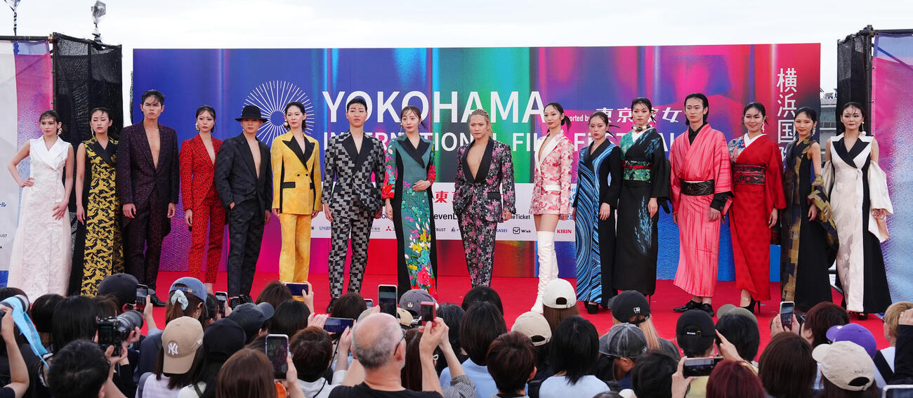 「第4回横浜国際映画祭　ベイサイドパーティー」ファッションショーに登場したTHE RAMPAGEの岩谷翔吾（中央右）と能條愛未（同左）（撮影・鈴木みどり）