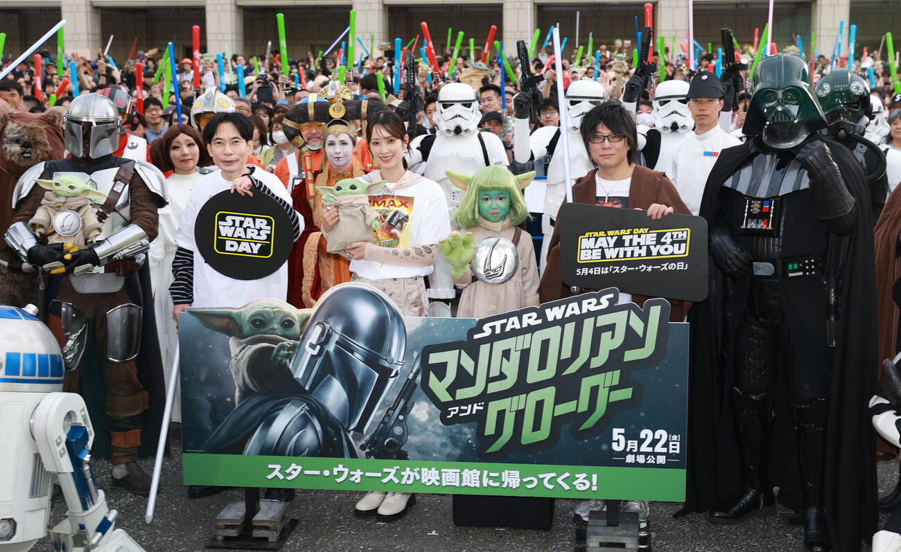 「スター・ウォーズの日」イベントに参加する、左からインパルス板倉俊之、佐々木久美、永尾柚乃、森川智之（撮影・水谷安孝）