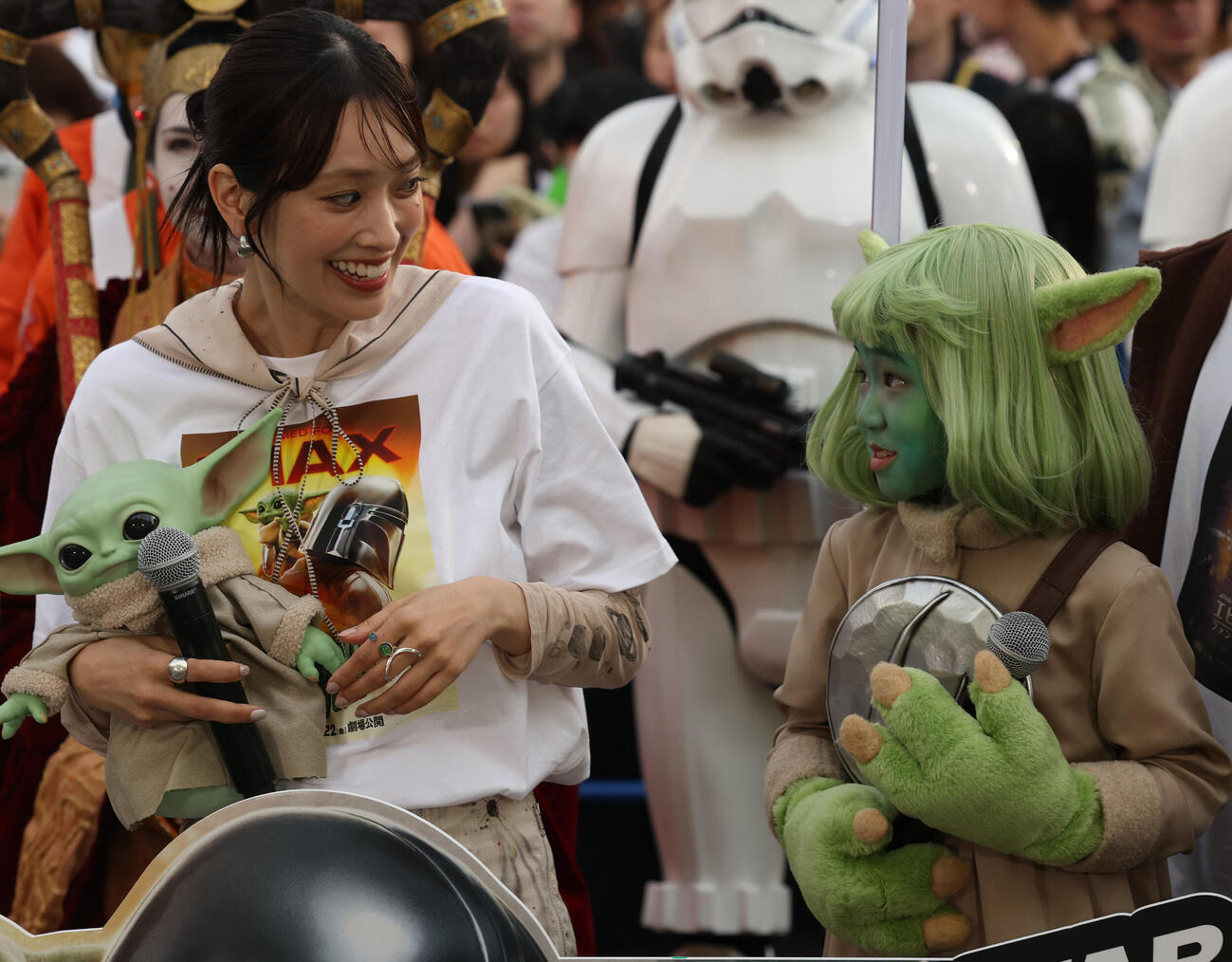 「スター・ウォーズの日」イベントにグローグーのコスプレで登壇した永尾柚乃（右）は佐々木久美と見つめ合う（撮影・水谷安孝）