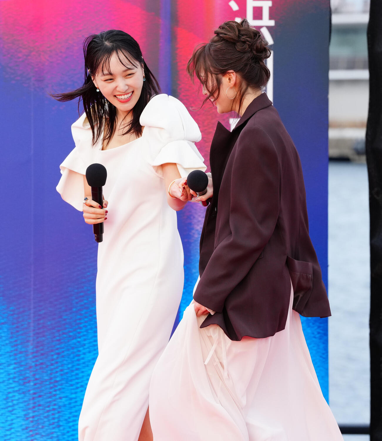 「第4回横浜国際映画祭　ベイサイドパーティー」中村ゆりか（右）に手を貸す菅井友香（撮影・鈴木みどり）