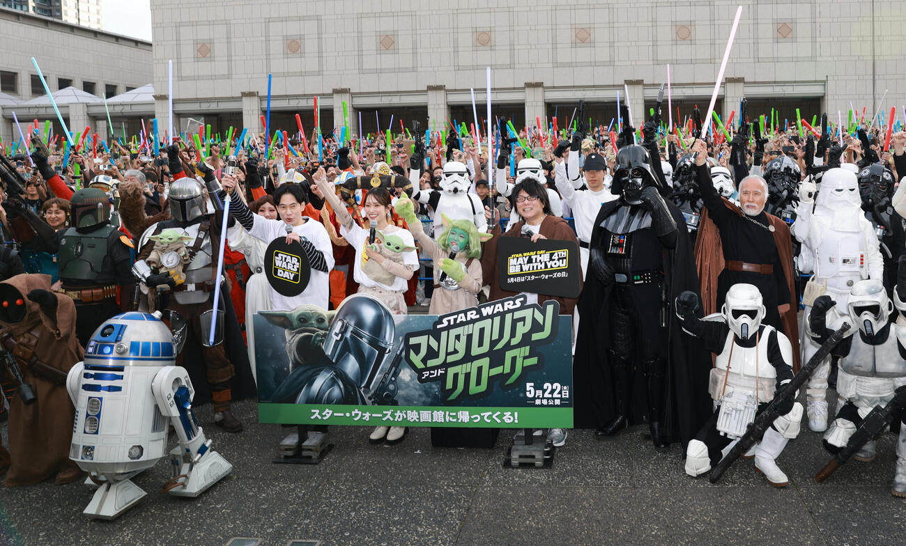 「スター・ウォーズの日」イベントに参加する、左からインパルス板倉俊之、佐々木久美、永尾柚乃、森川智之（撮影・水谷安孝）