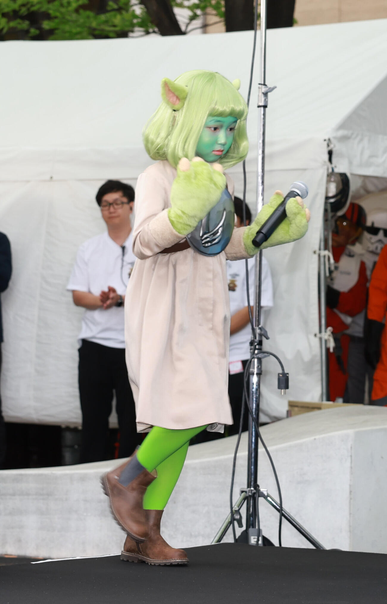 「スター・ウォーズの日」イベントにグローグーのコスプレで登壇する永尾柚乃（撮影・水谷安孝）
