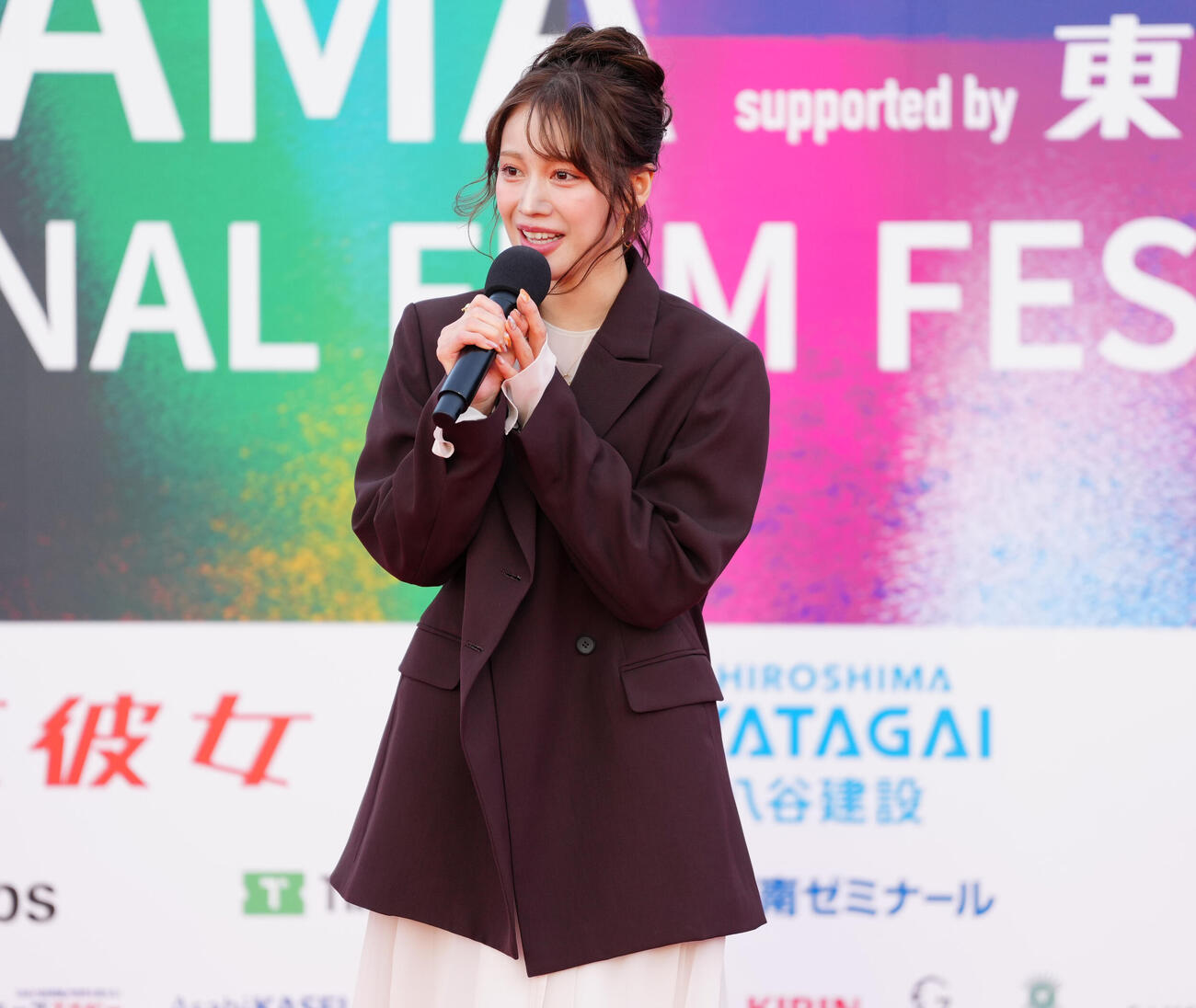 「第4回横浜国際映画祭　ベイサイドパーティー」映画「チェイサーゲームW　水魚の交わり」トークショーに登場した中村ゆりか（撮影・鈴木みどり）