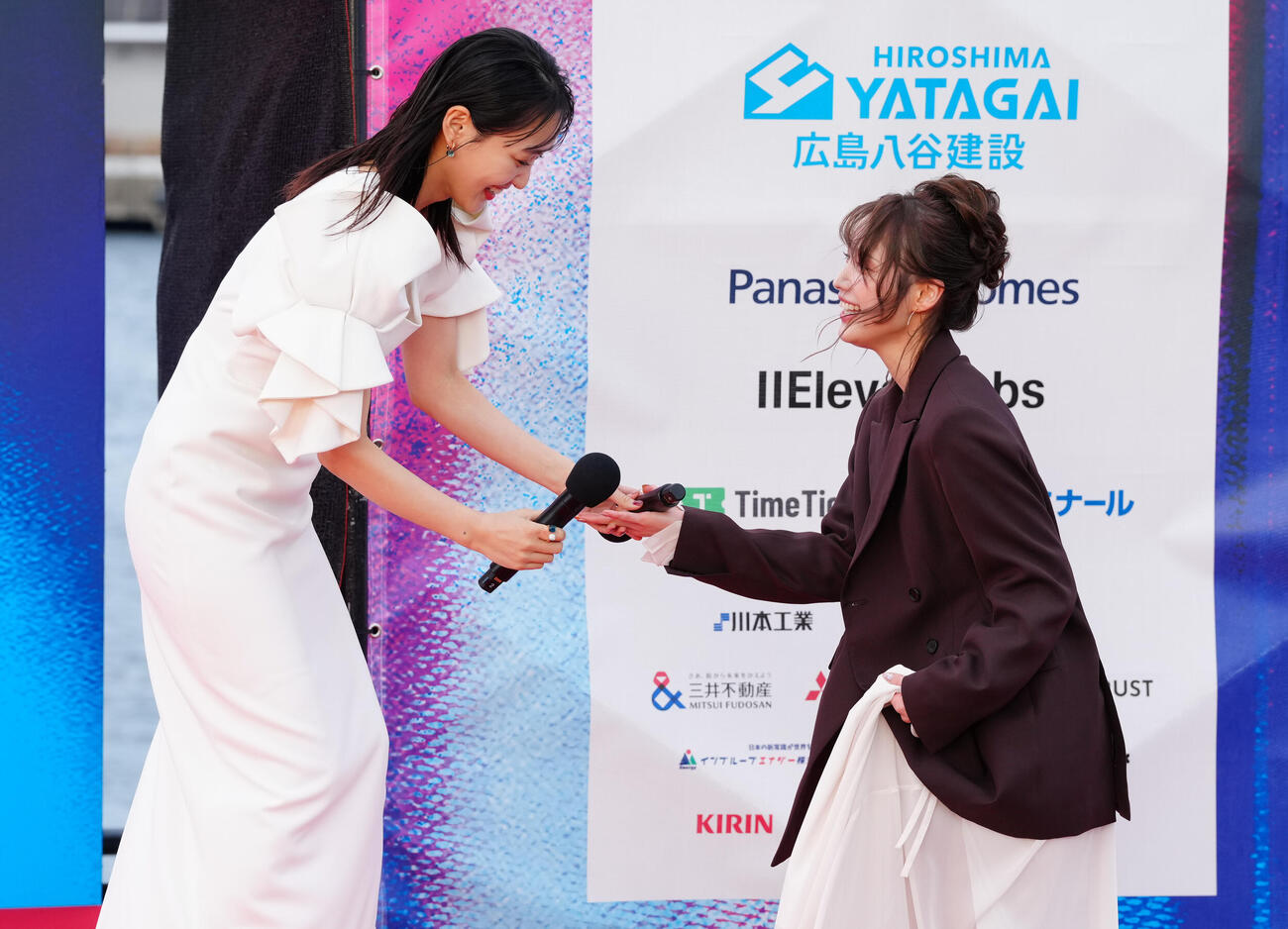 「第4回横浜国際映画祭　ベイサイドパーティー」中村ゆりか（右）に手を貸す菅井友香（撮影・鈴木みどり）