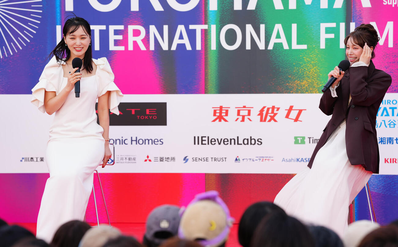 「第4回横浜国際映画祭　ベイサイドパーティー」映画「チェイサーゲームW　水魚の交わり」トークショーに登場した菅井友香（左）と中村ゆりか（撮影・鈴木みどり）