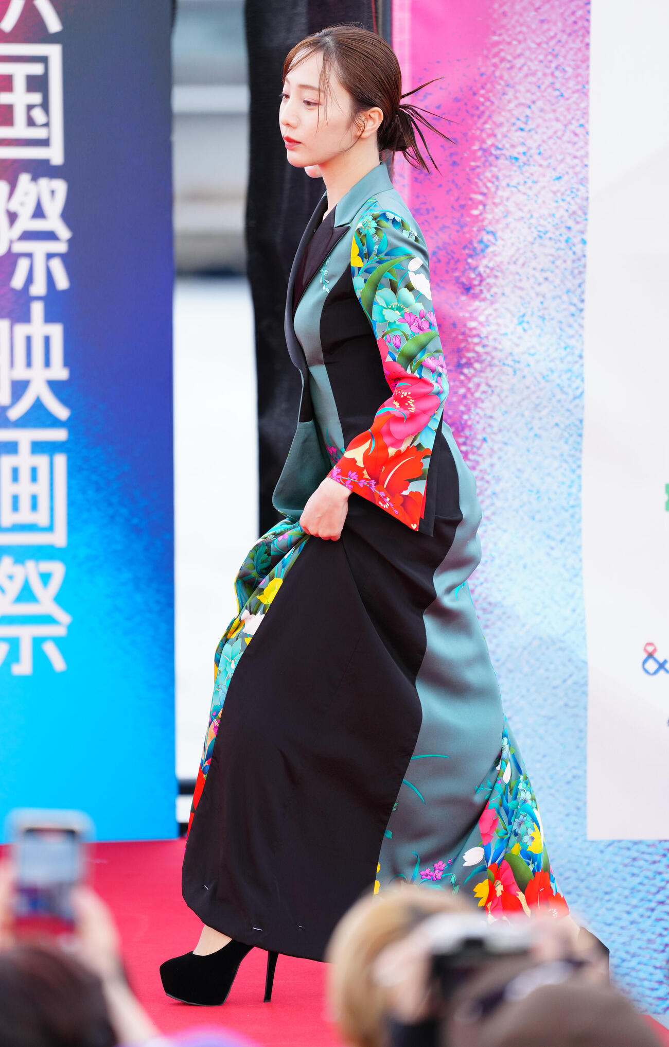 「第4回横浜国際映画祭　ベイサイドパーティー」ファッションショーに登場した能條愛未（撮影・鈴木みどり）