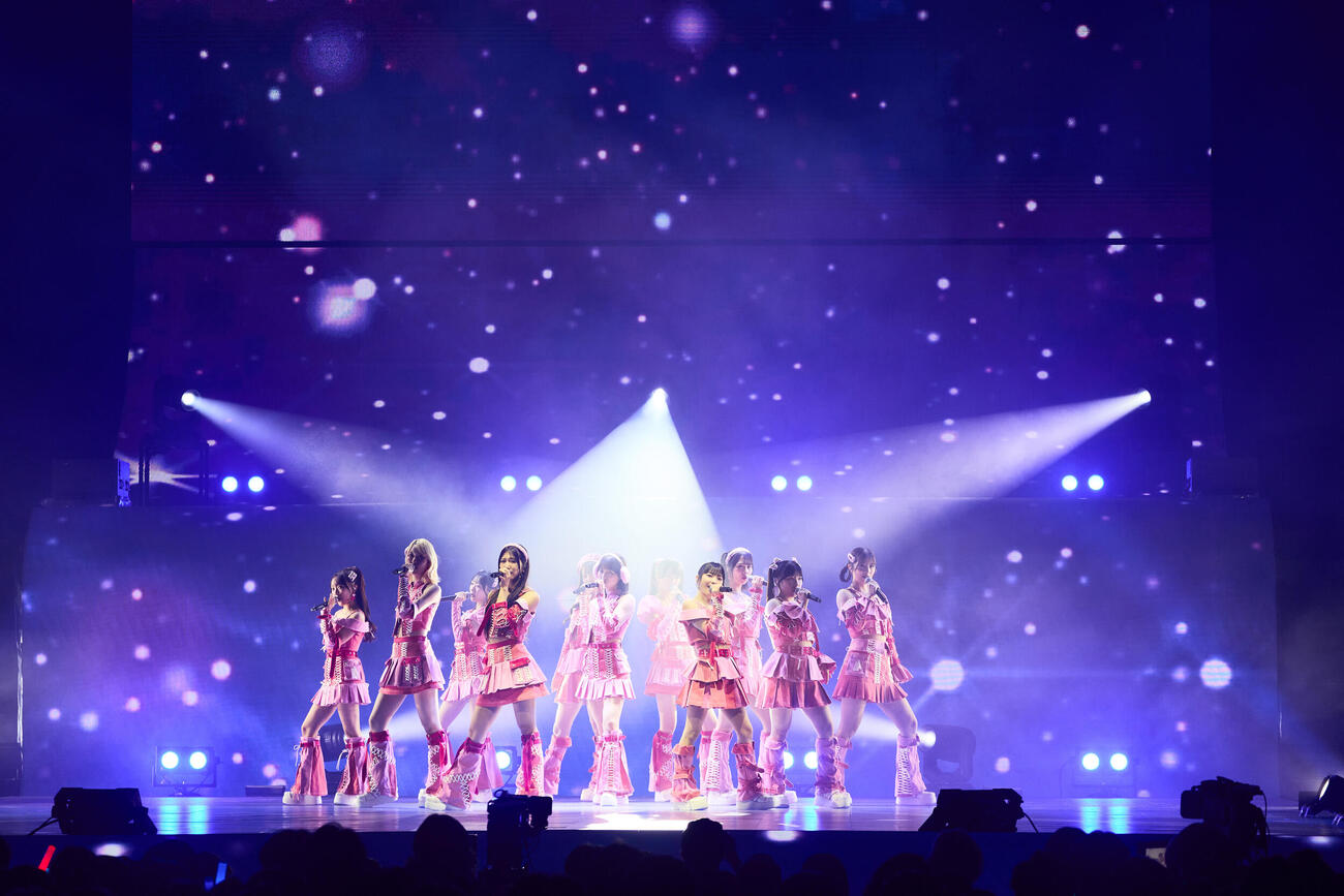 パフォーマンスする≠MEの、後列左から川中子奈月心、蟹沢萌子、冨田菜々風、尾木波菜、河口夏音、前列左から落合希来里、本田珠由記、谷崎早耶、鈴木瞳美、永田詩央里、櫻井もも（C）YOANI