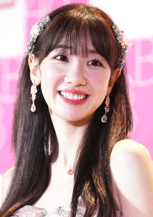 柏木由紀、大胆なワンショルダー「白由紀姫」純白ドレス姿披露にファン絶賛「美しすぎる天使」