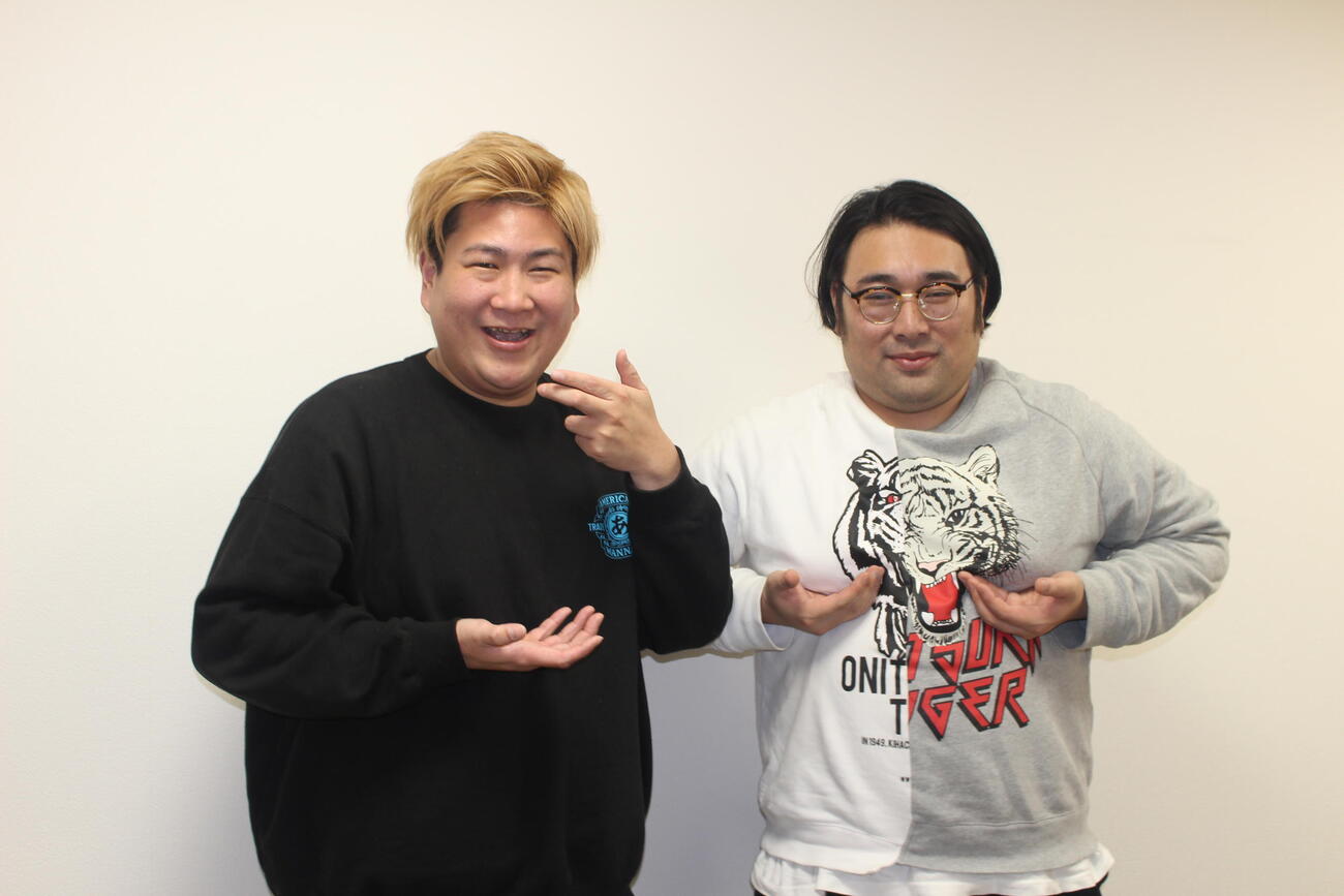 ビスケットブラザーズのきん（左）と原田泰雅（2024年2月）
