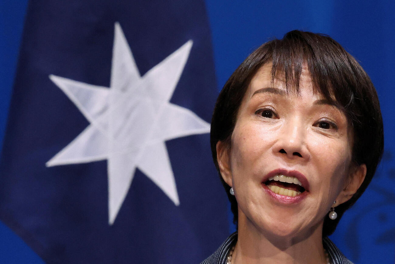 2026年5月4日、オーストラリアを訪問中にアルバニージー首相との共同記者会見で発言する高市首相（ロイター）