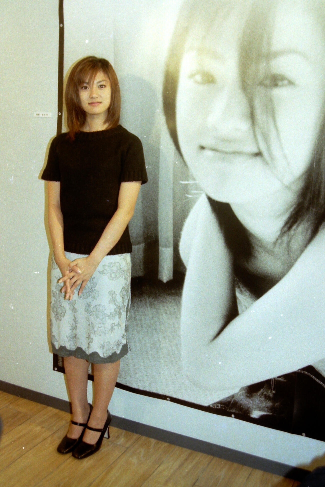 深田恭子写真展　写真展会場を訪れ、お気に入りの写真の前で笑顔を見せる深田恭子（1998年9月撮影）