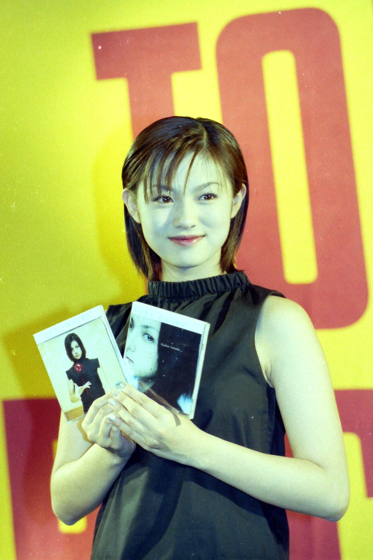 デビューシングル「最後の果実」のライブイベントを行った深田恭子（1999年5月撮影）