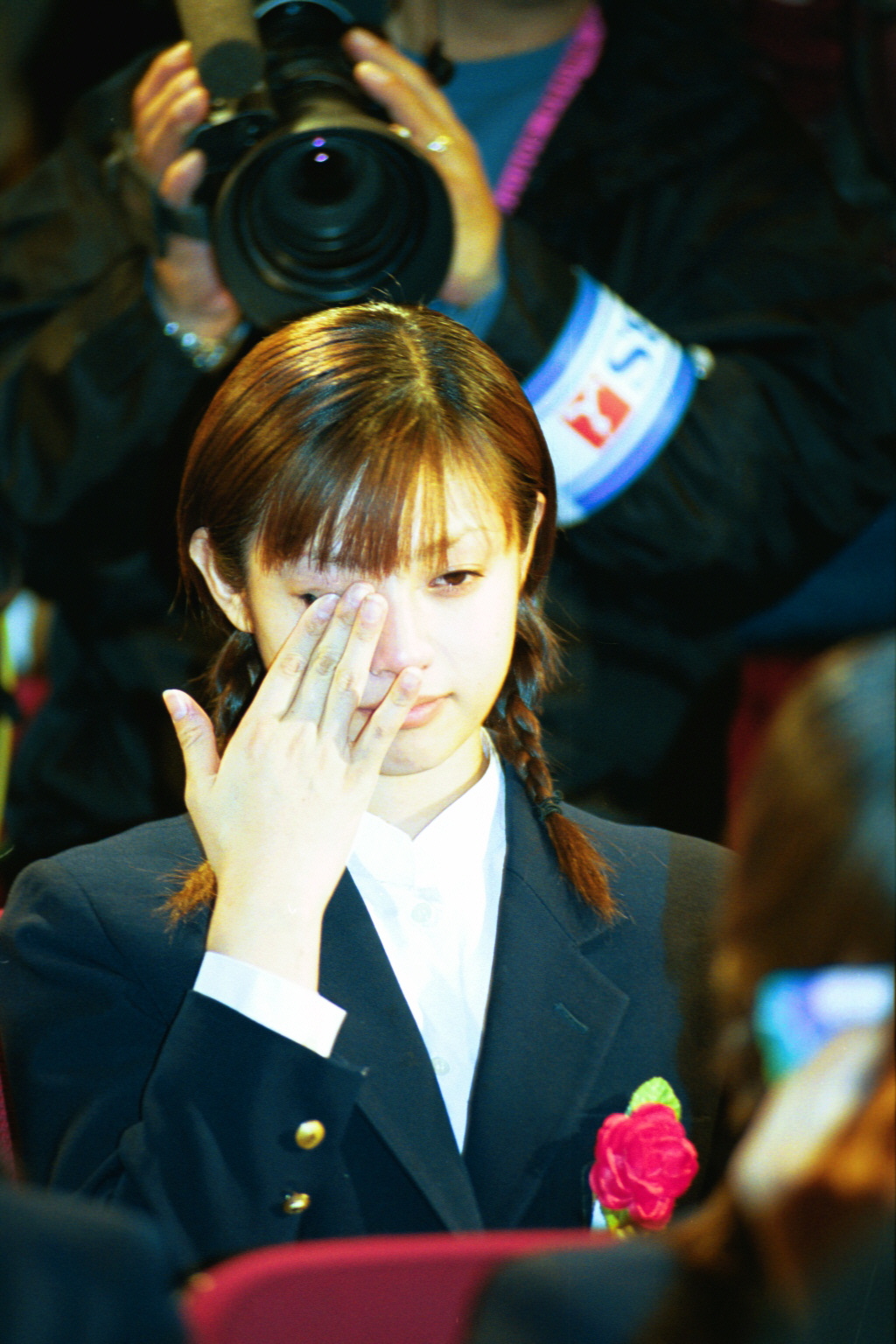 堀越高校の卒業式で涙を流す深田恭子（2001年2月撮影）