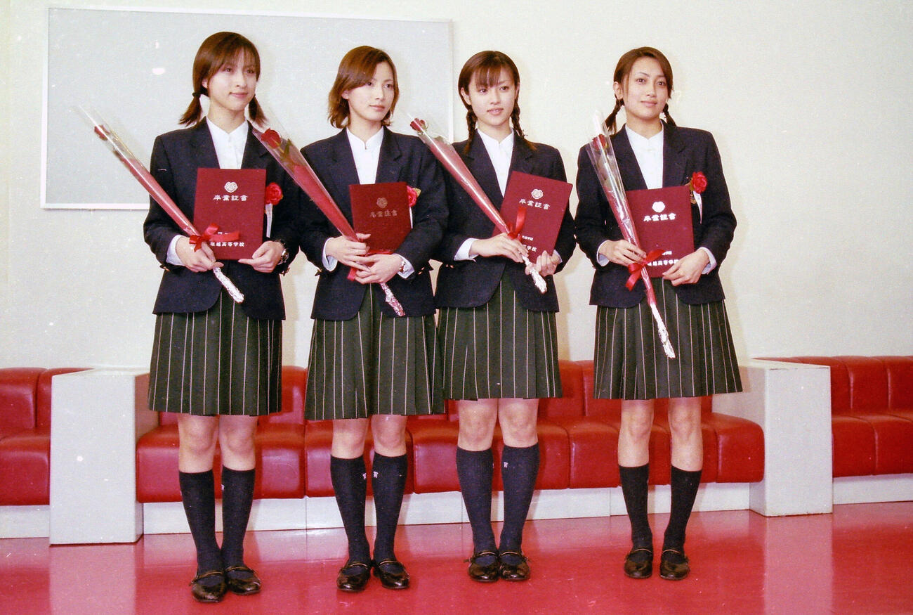 堀越高校の卒業証書を手に記念撮影する、左から仲根かすみ、加藤あい、深田恭子、上良早紀（2001年2月撮影）