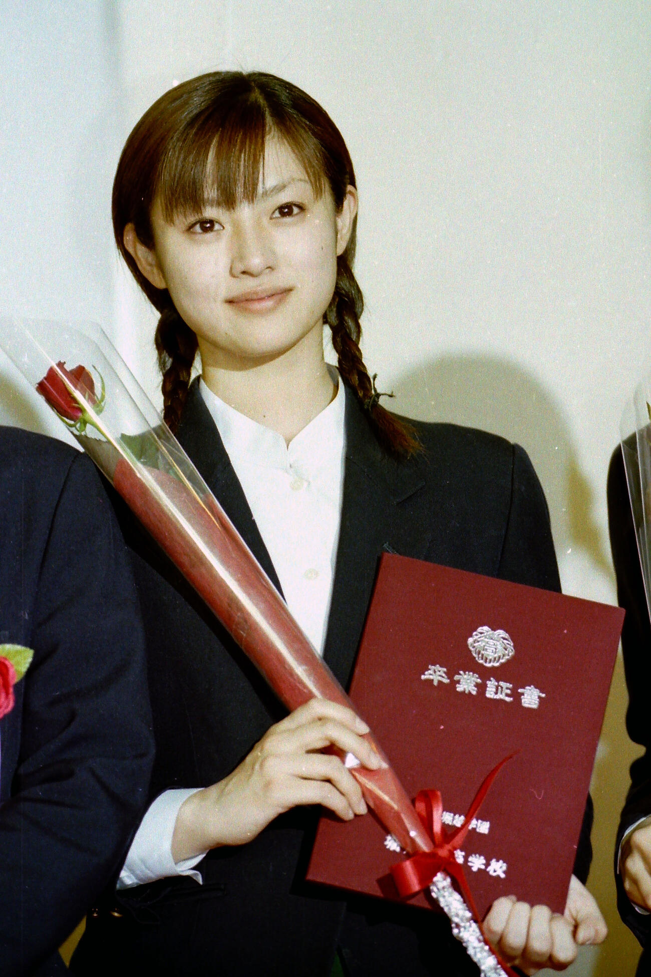 堀越高校の卒業証書を手にする深田恭子（2001年2月撮影）
