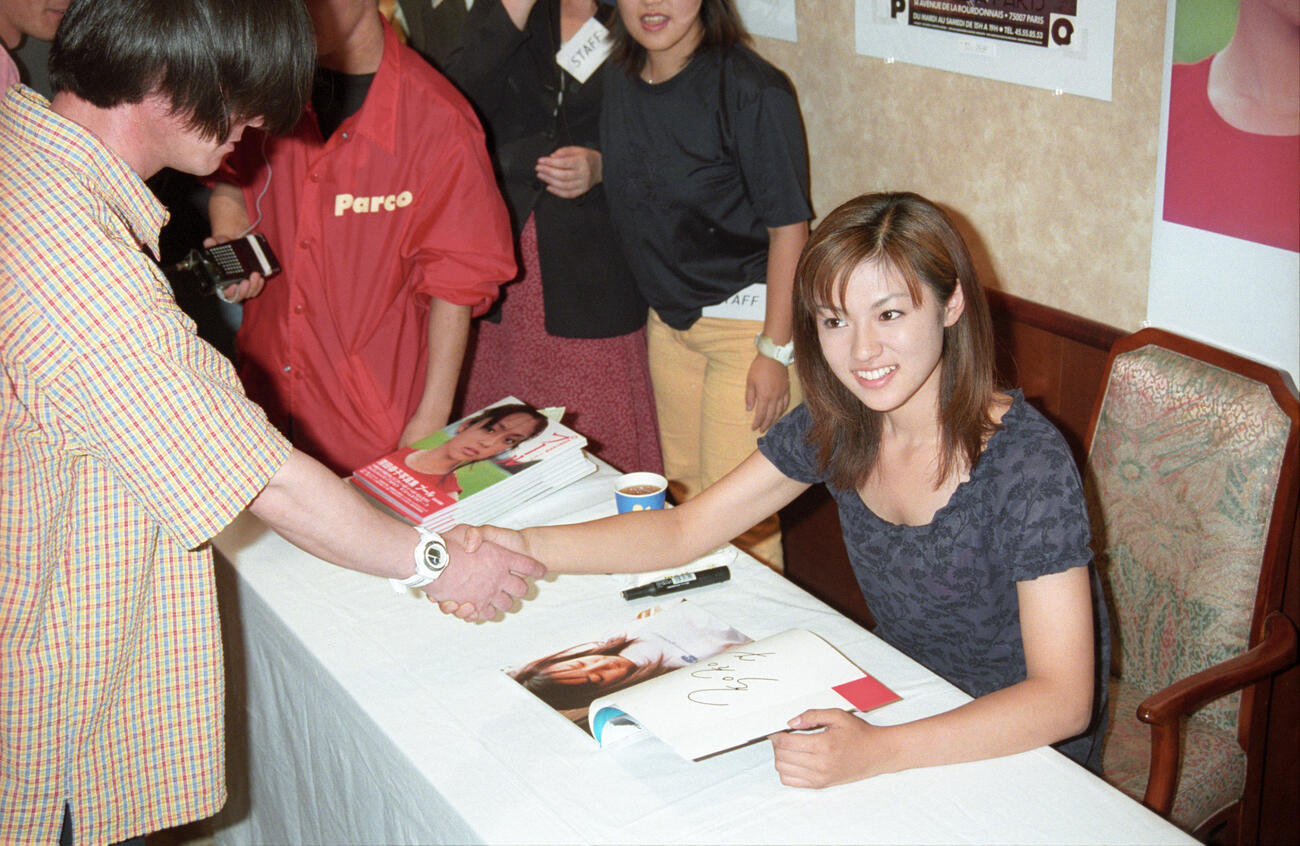 初写真集「プール」の発売記念握手会を行った深田恭子（1998年7月撮影）