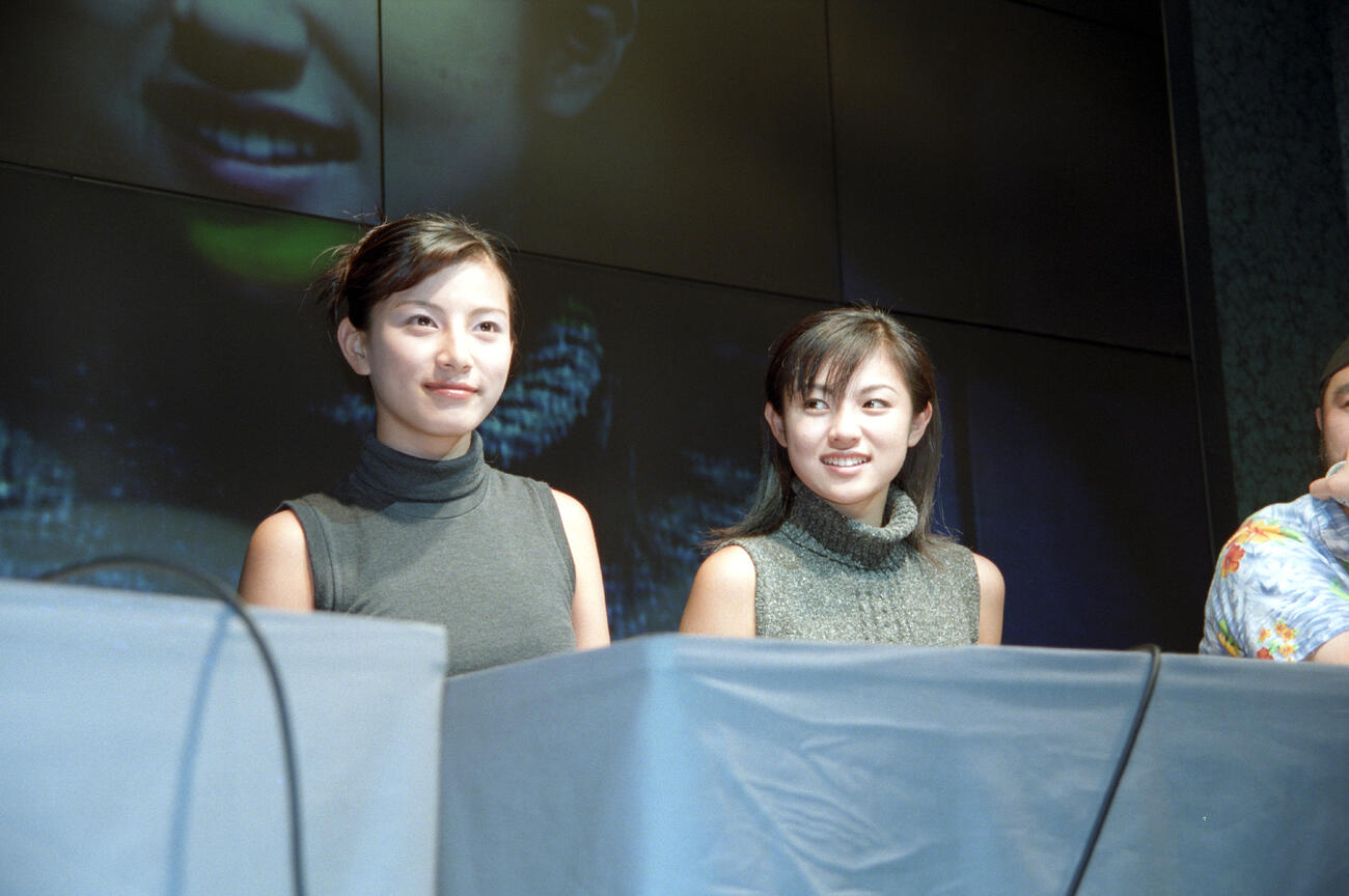 東京ゲームショー98で行われたトークショーに参加した加藤あい（左）と深田恭子（1998年10月撮影）