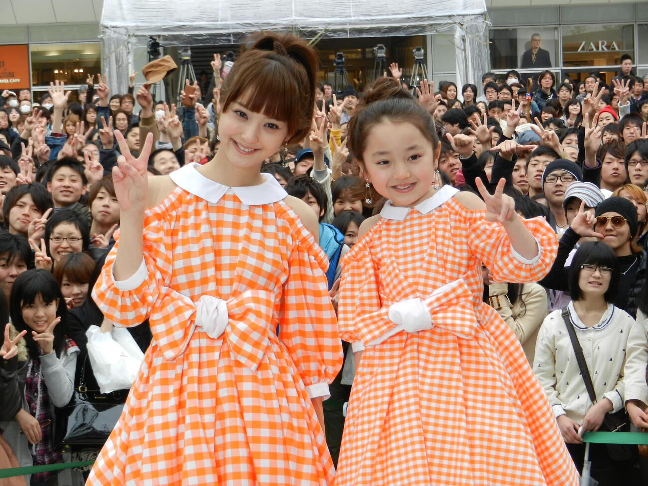 2012年4月22日、佐々木希と谷花音はおそろいの服でツーショット