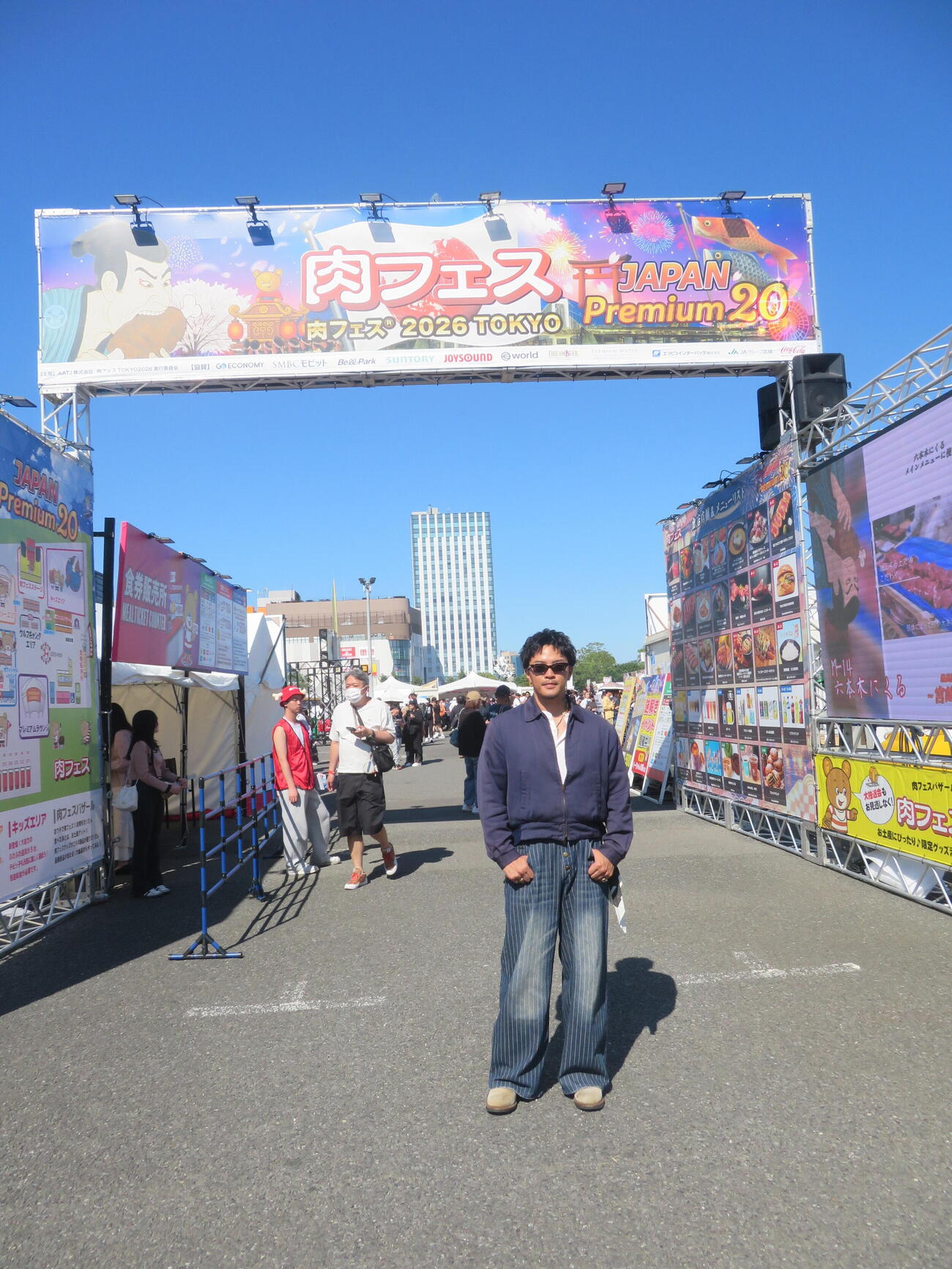 「肉フェス2026 TOKYO」で、焼き肉店「牛恋」とコラボした限定メニュー「チーズさいくぅ～丼」のお渡し会を行ったGENERATIONSの数原龍友（撮影・川田和博）