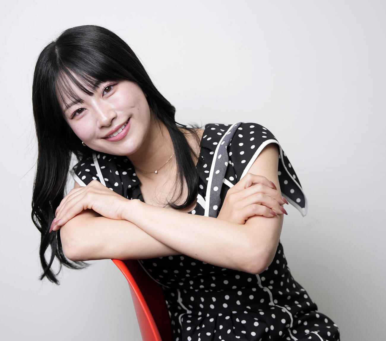 優しい笑顔を見せる酒井ゆりや（撮影・小島史椰）