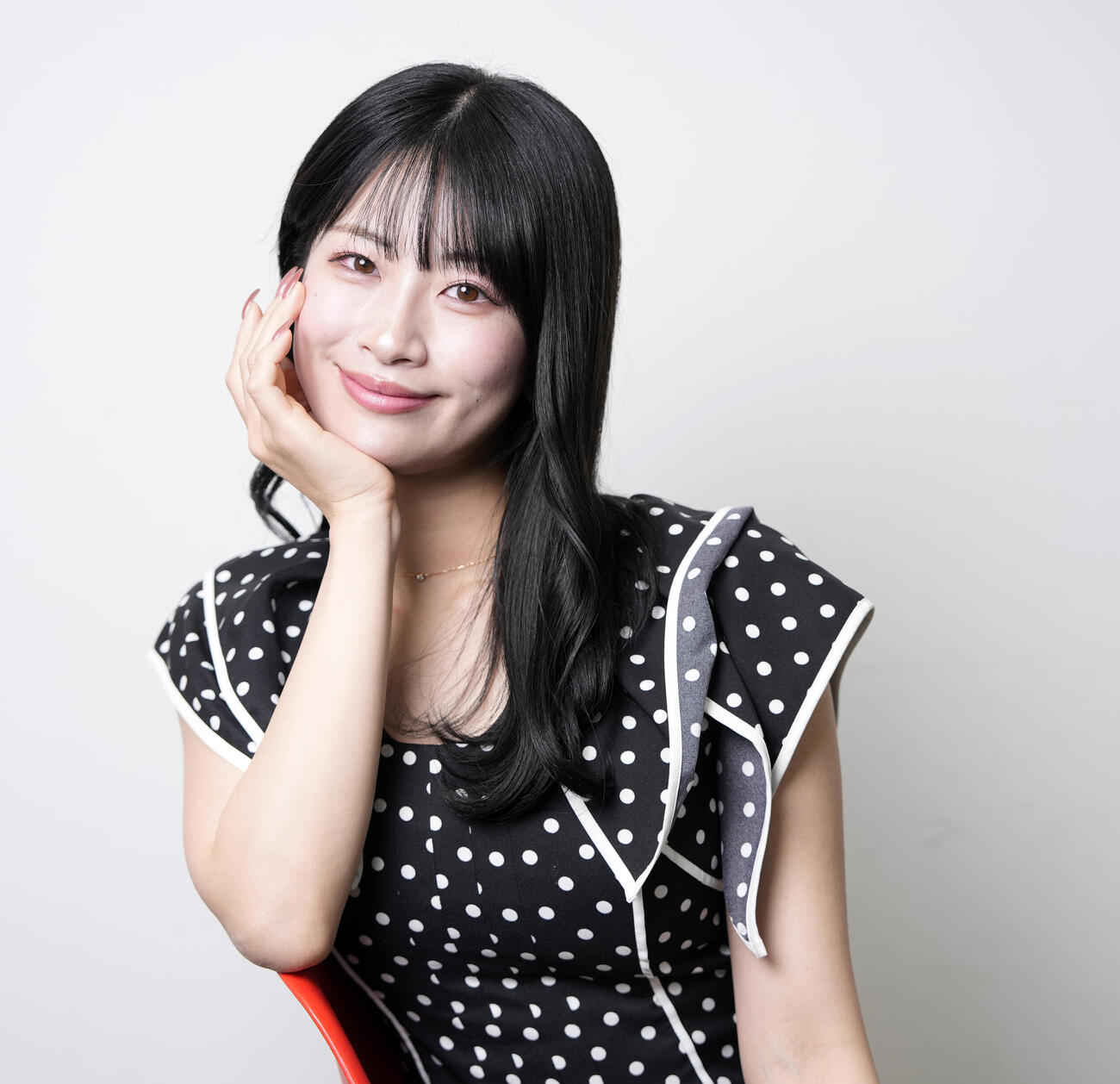 インタビュー　優しい笑顔を見せる酒井ゆりや（撮影・小島史椰）