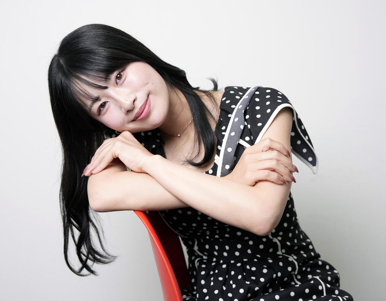 インタビュー　優しい笑顔を見せる酒井ゆりや（撮影・小島史椰）