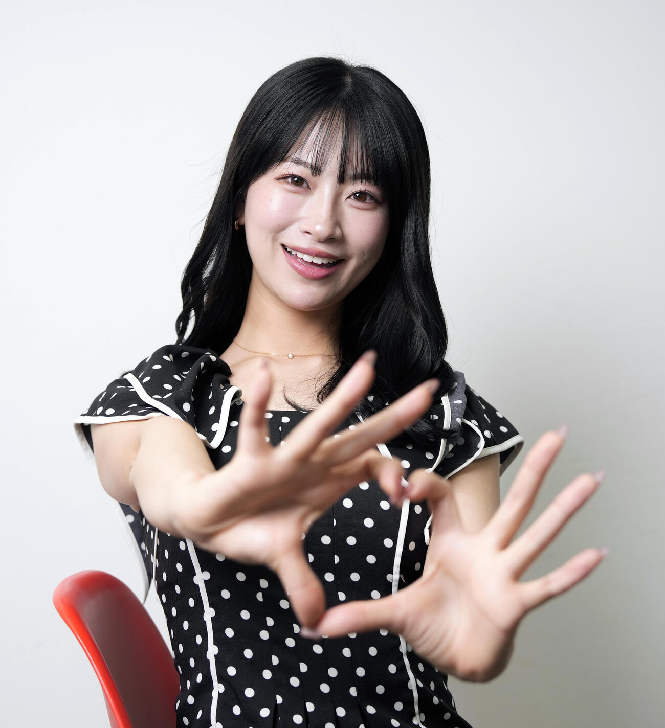 優しい笑顔を見せる酒井ゆりや（撮影・小島史椰）