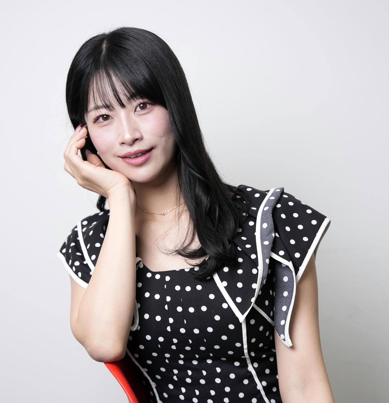 インタビュー　優しい笑顔を見せる酒井ゆりや（撮影・小島史椰）