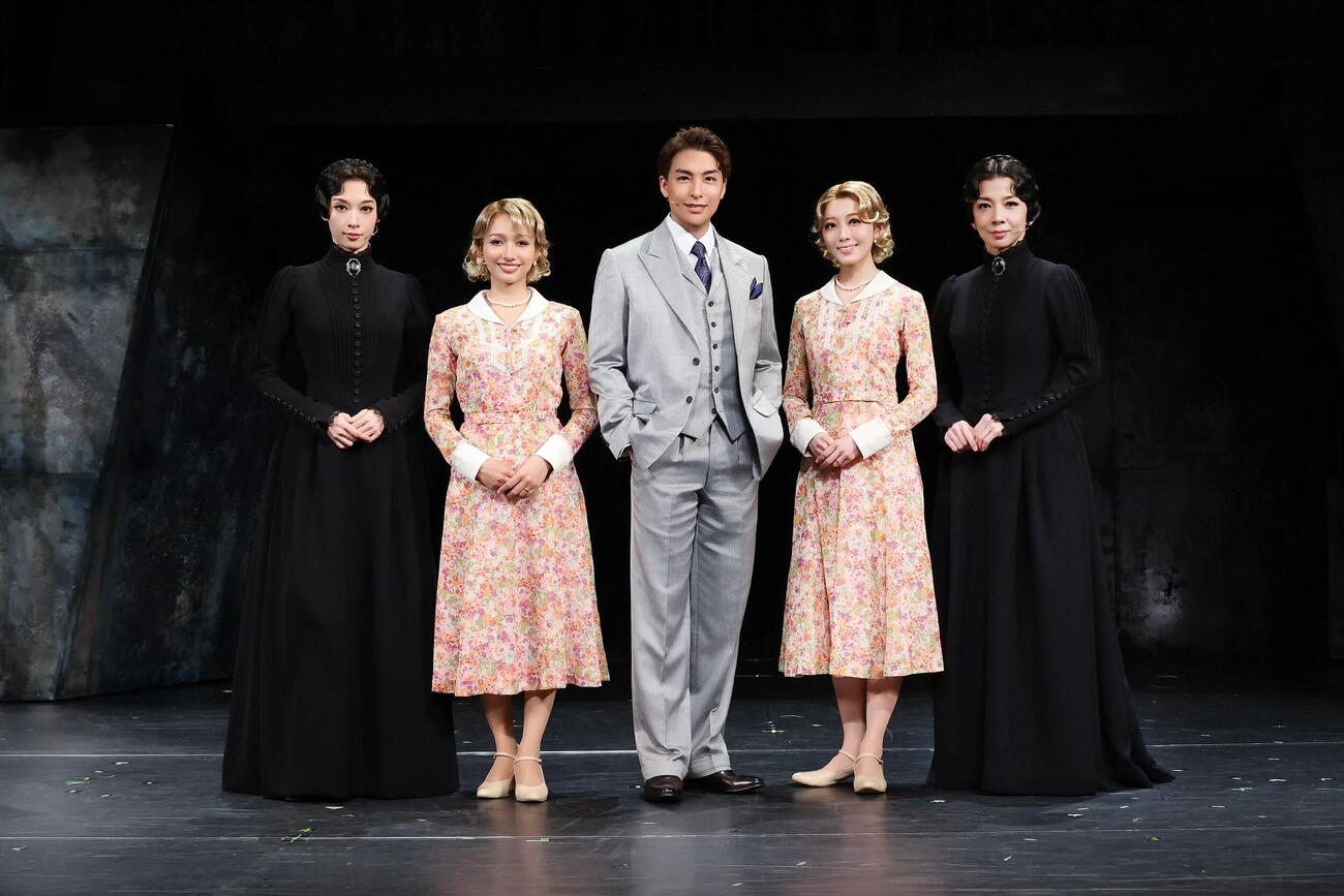ミュージカル「レベッカ」に出演する、左から明日海りお、豊原江理佳、海宝直人、朝月希和、霧矢大夢