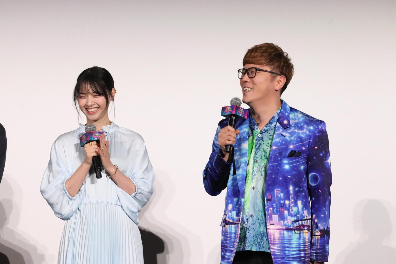 米映画「ザ・スーパーマリオギャラクシー・ムービー」公開記念舞台あいさつに出席したアンバサダーの西野七瀬とHIKAKIN