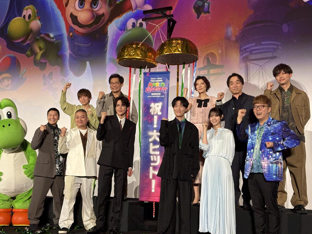 米映画「ザ・スーパーマリオギャラクシー・ムービー」公開記念舞台あいさつに出席した、前列左から長田庄平、松尾俊、宮野真守、畠中祐、西野七瀬、HIKAKIN。後列左から山下大輝、三宅健太、志田有彩、関智一、竹内栄治