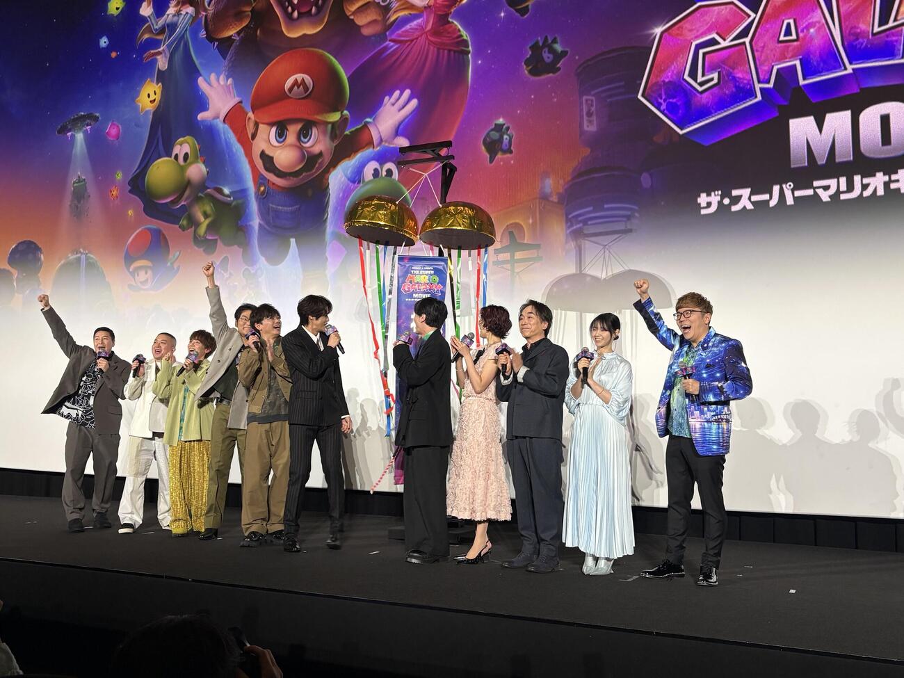 米映画「ザ・スーパーマリオギャラクシー・ムービー」公開記念舞台あいさつでくす玉を割る宮野真守（左から6人目）