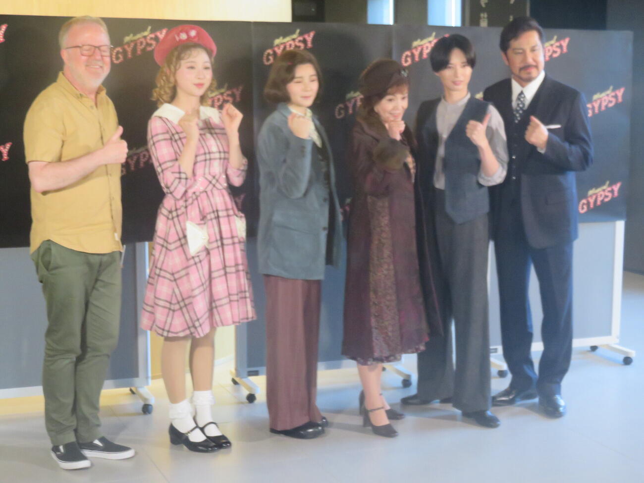 ミュージカル「GYPSY」の取材会に出席した、左から演出のクリストファー・ラスコム氏、富田鈴花、田村芽実、大竹しのぶ、井上瑞希、今井清隆