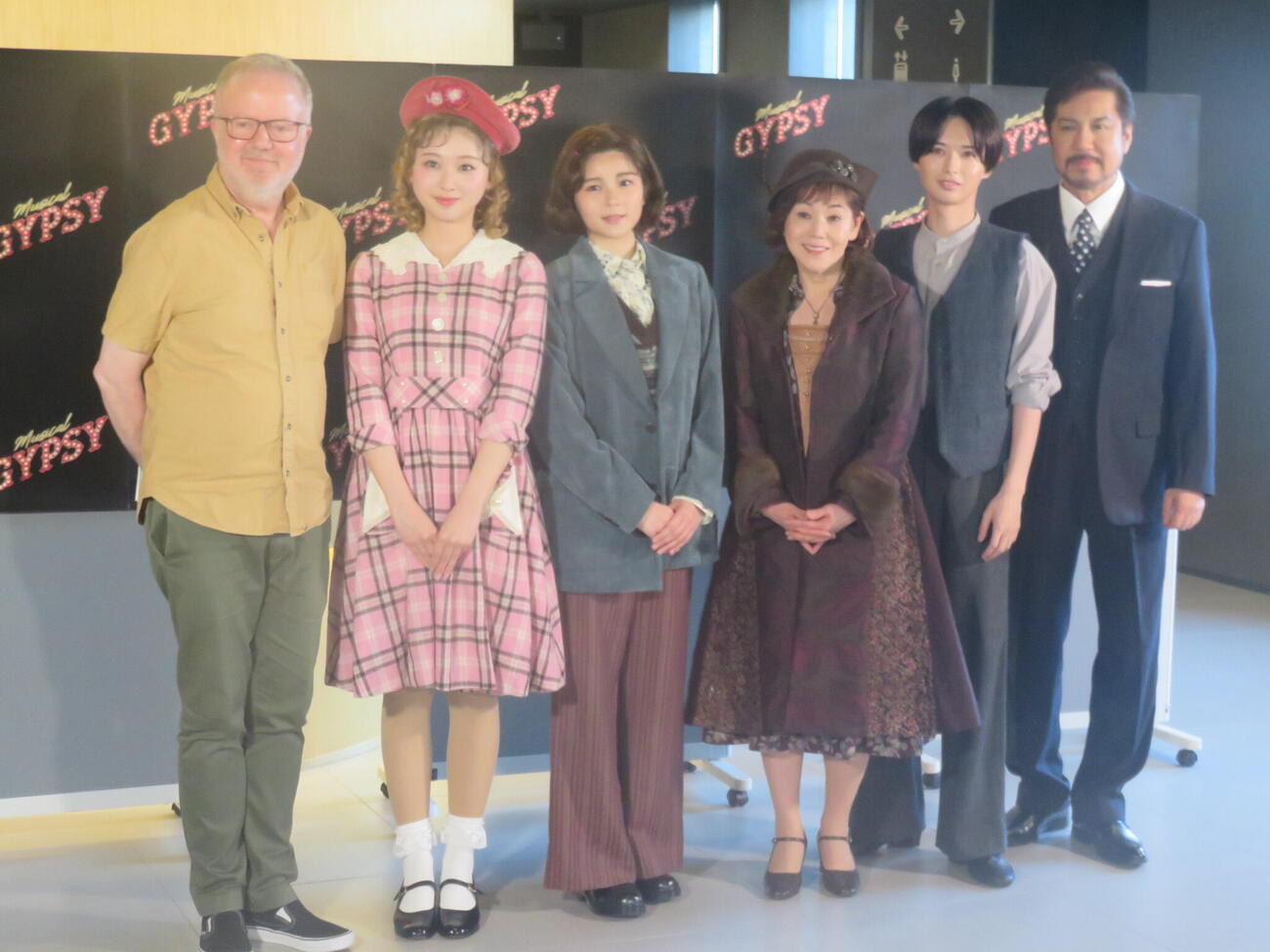 ミュージカル「GYPSY」の取材会に出席した、左から演出のクリストファー・ラスコム氏、富田鈴花、田村芽実、大竹しのぶ、井上瑞希、今井清隆