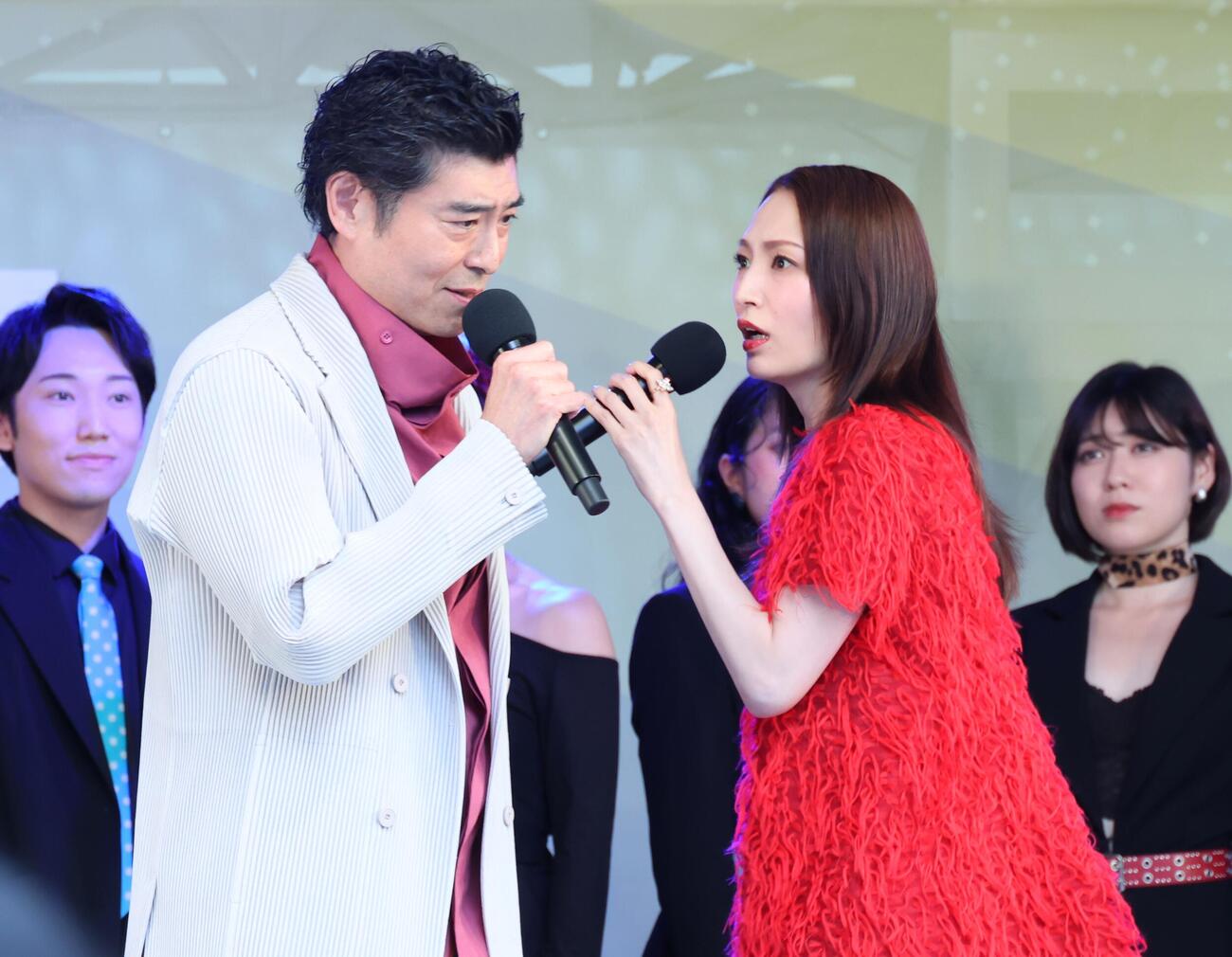 イベントで楽曲を披露した髙嶋政宏（左）と望海風斗（撮影・中島郁夫）