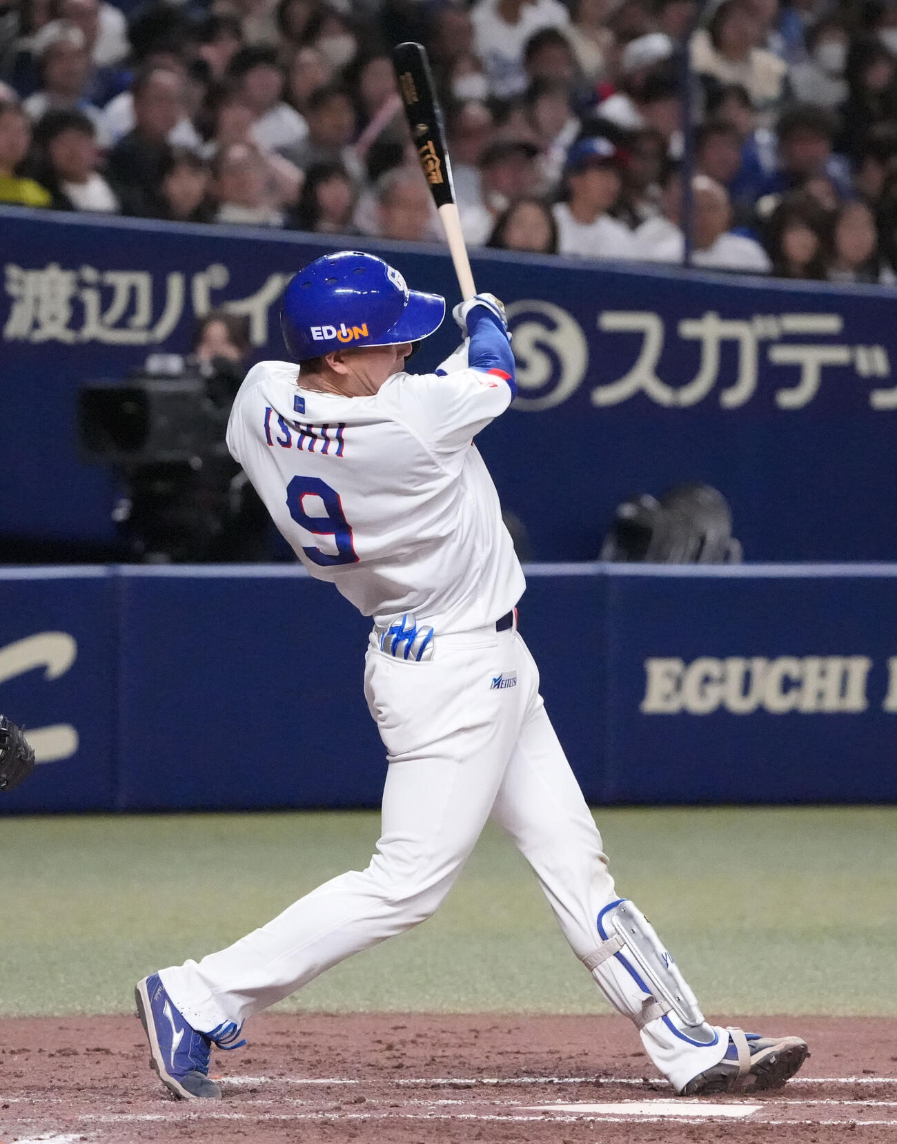 中日対ヤクルト　5回裏中日2死、ソロ本塁打を放つ石伊雄太（2026年4月25日撮影）