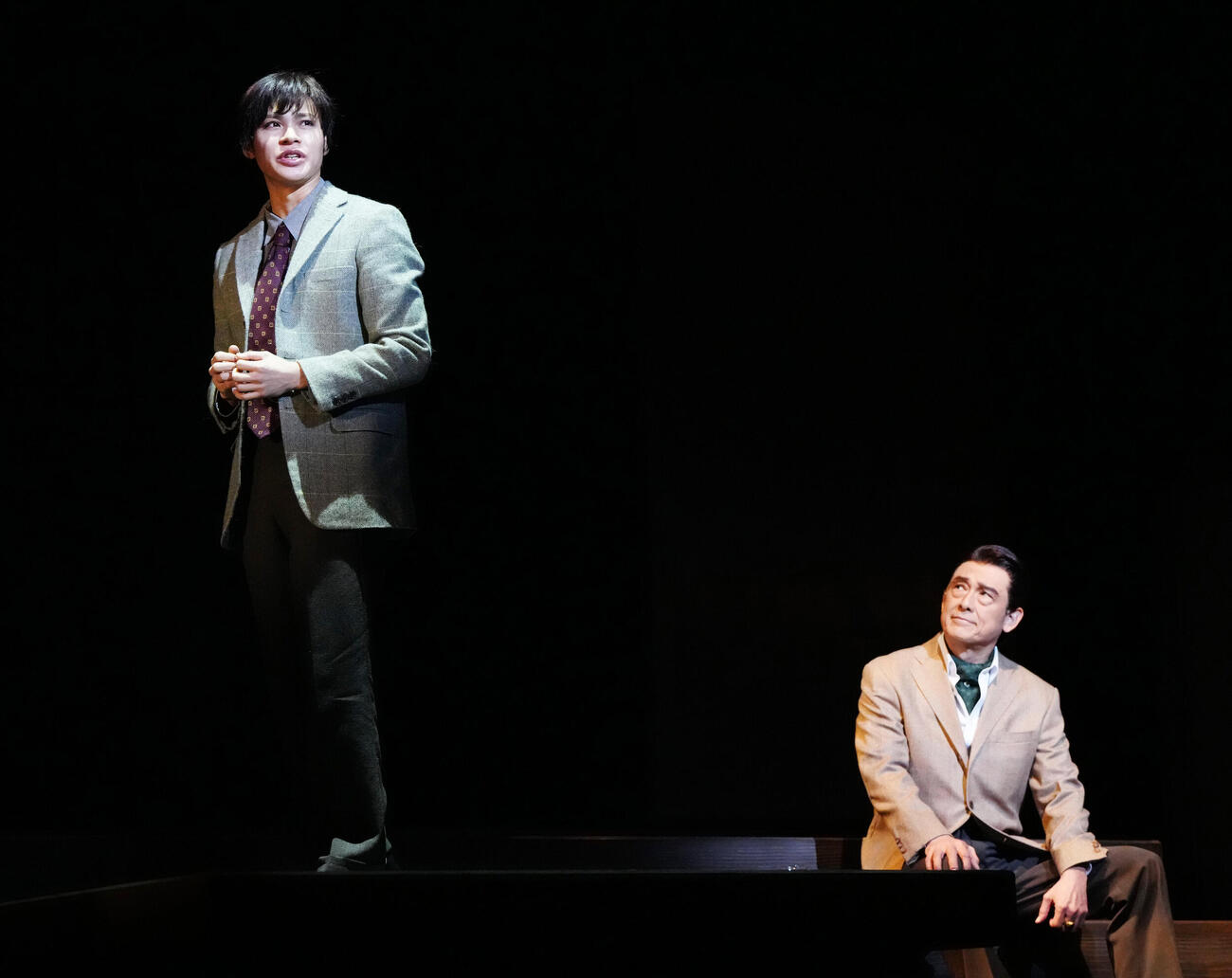 舞台「リプリー」の公開ゲネプロで熱演する上田竜也（左）と鶴見辰吾（撮影・江口和貴）