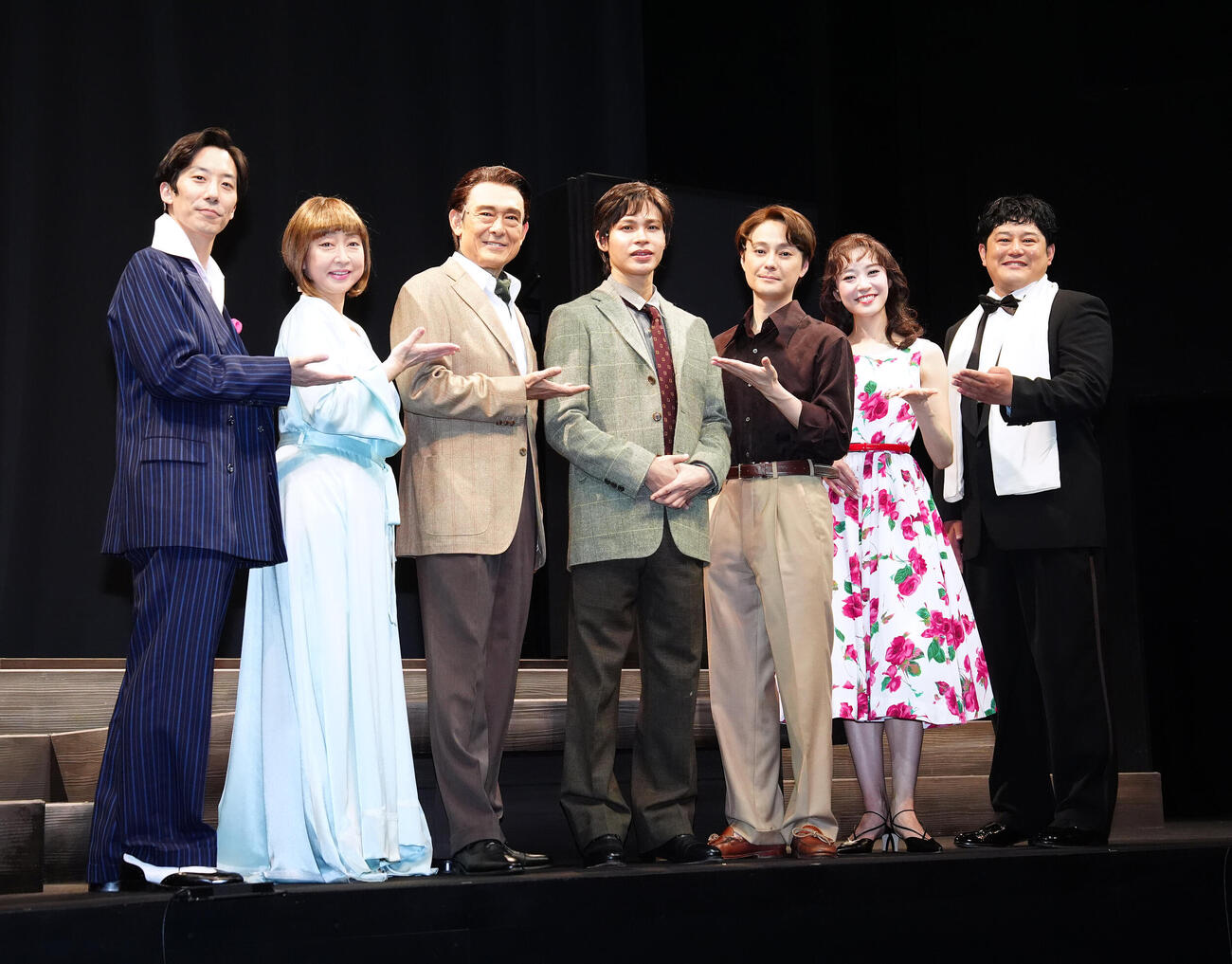 舞台「リプリー」の初日前会見で写真に納まる上田竜也（中央）ら。左から長友郁真、川上麻衣子、鶴見辰吾、1人おいて木村了、潤花、板倉武志（撮影・江口和貴）