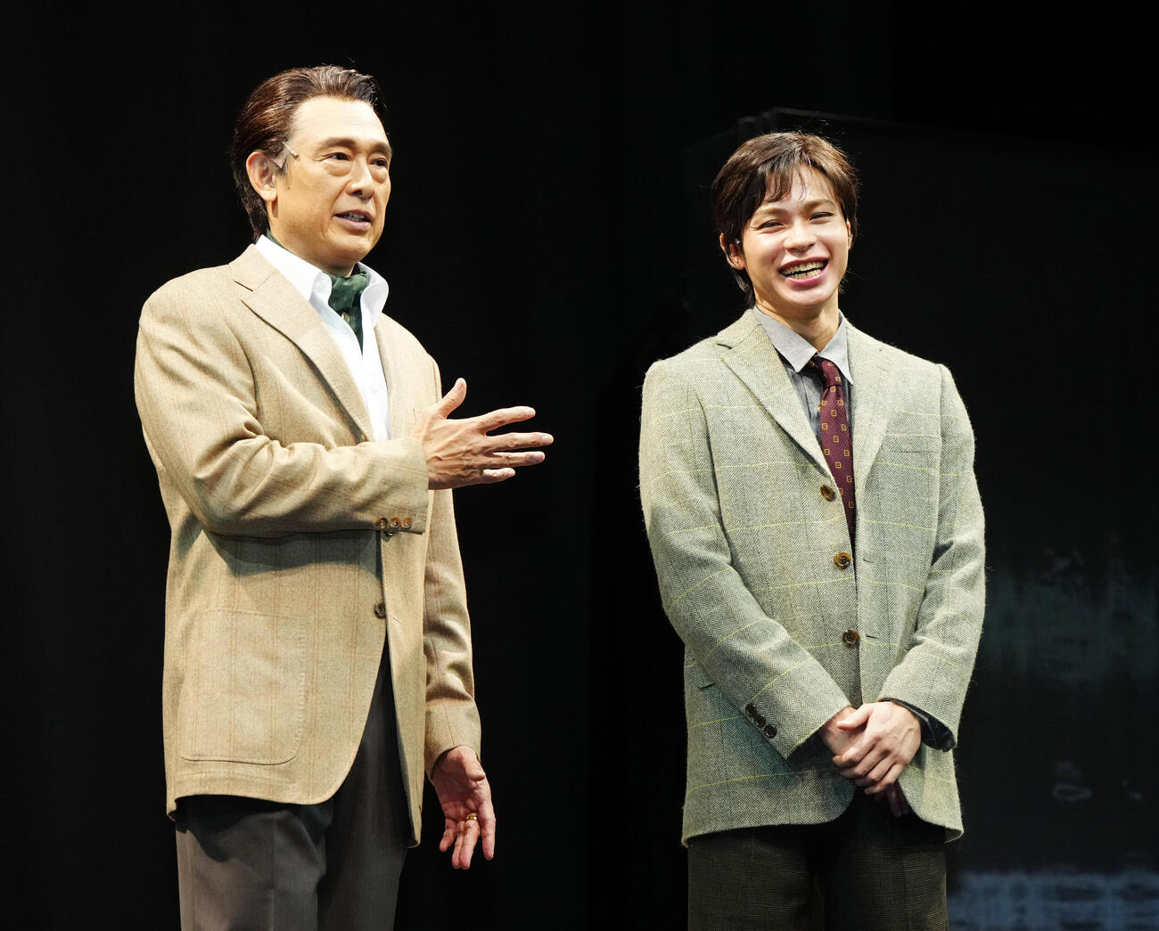 舞台「リプリー」の初日前会見を行う上田竜也（右）と鶴見辰吾（撮影・江口和貴）