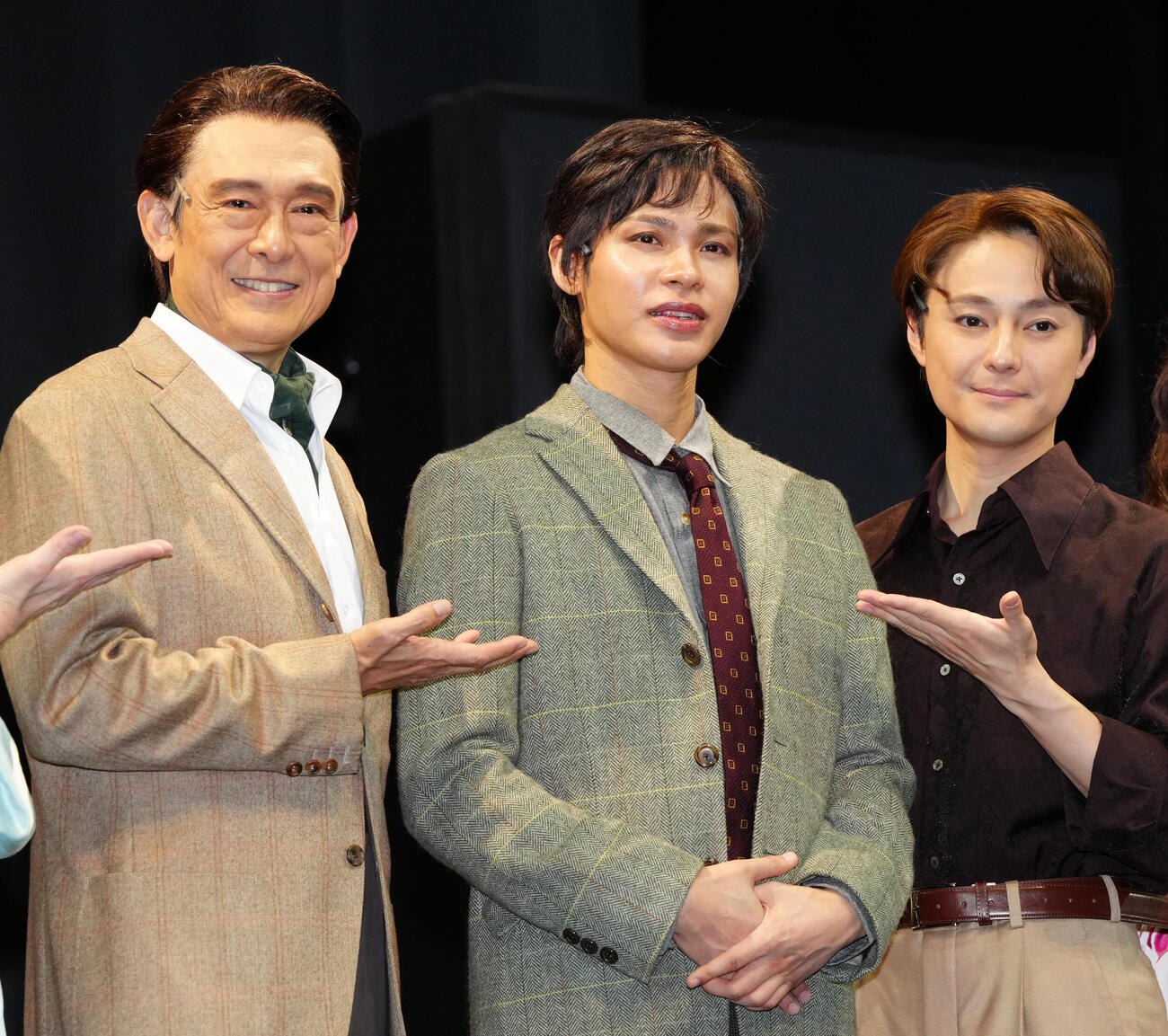 舞台「リプリー」の初日前会見で写真に納まる上田竜也（中央）ら。左は鶴見辰吾、右は木村了（撮影・江口和貴）