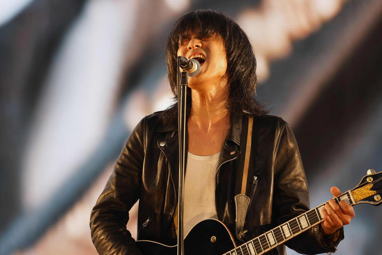 結成20周年記念として開催した初の日本武道館ライブで熱唱する佐々木亮介